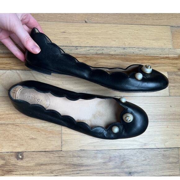 Gucci Women's 41 US 11 Black Leather Ballet Flats Faux Pearl Accent Scallop Edge - Picture 5 of 12